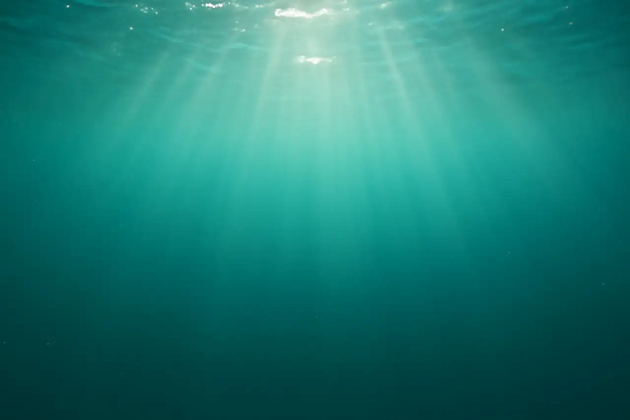 Sonnenlicht fällt durch klares blaugrünes Wasser